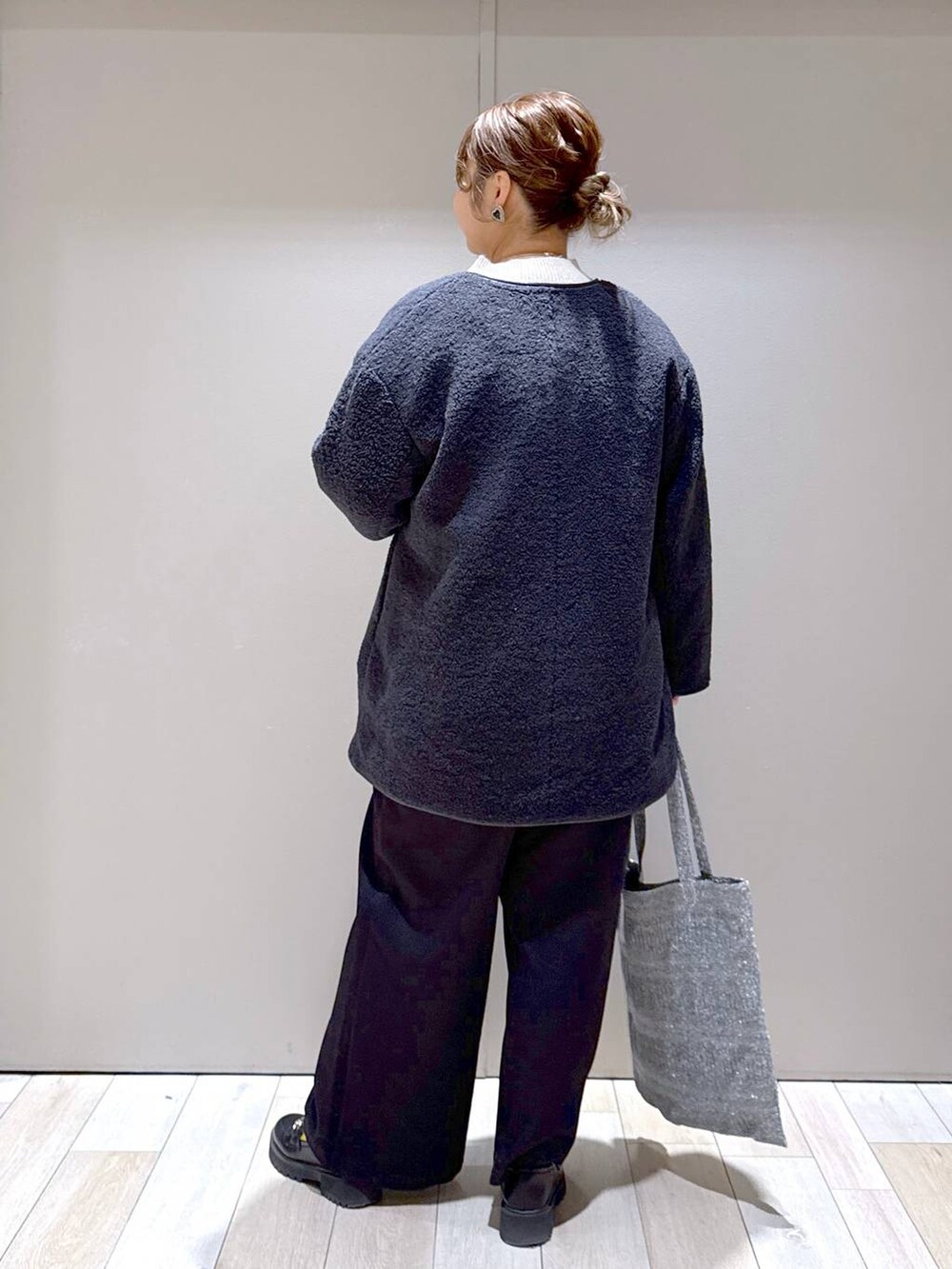 シルバー系のトートバッグ、グレー系のその他アウター、ブラック系のその他パンツを着用したレディースの冬コーディネートの3枚目の写真