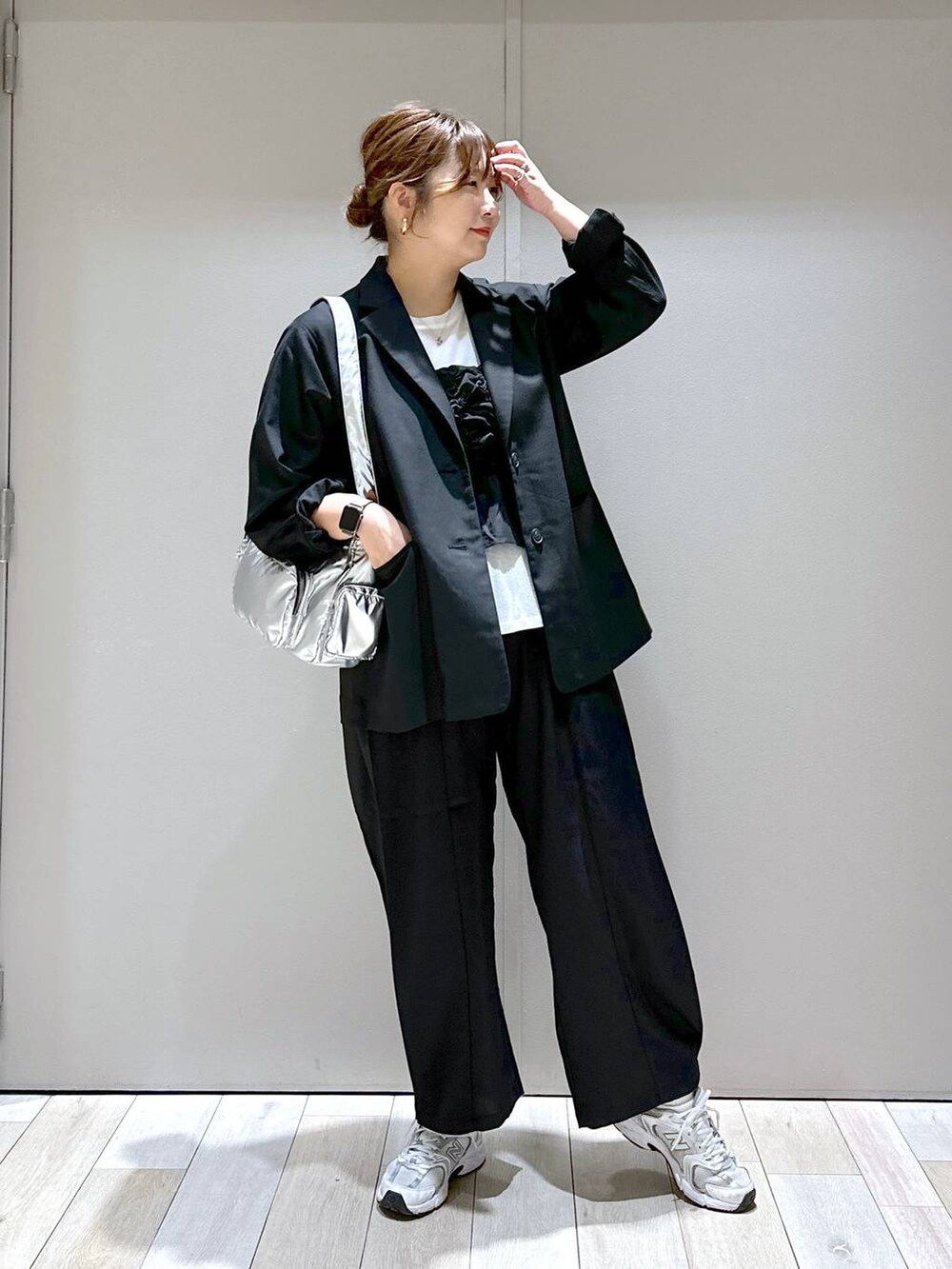 ホワイト系のTシャツ/カットソー、シルバー系のショルダーバッグ、ブラック系のテーラードジャケットを着用したレディースの秋コーディネートの5枚目の写真