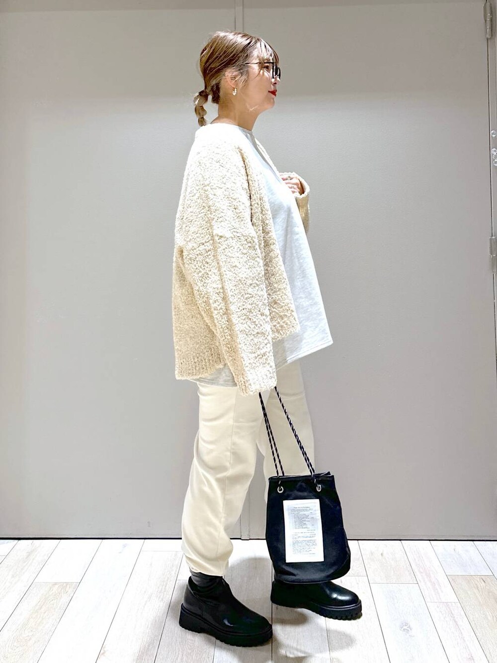 ブラック系のブーツ、ホワイト系のその他パンツを着用したレディースの秋コーディネートの2枚目の写真