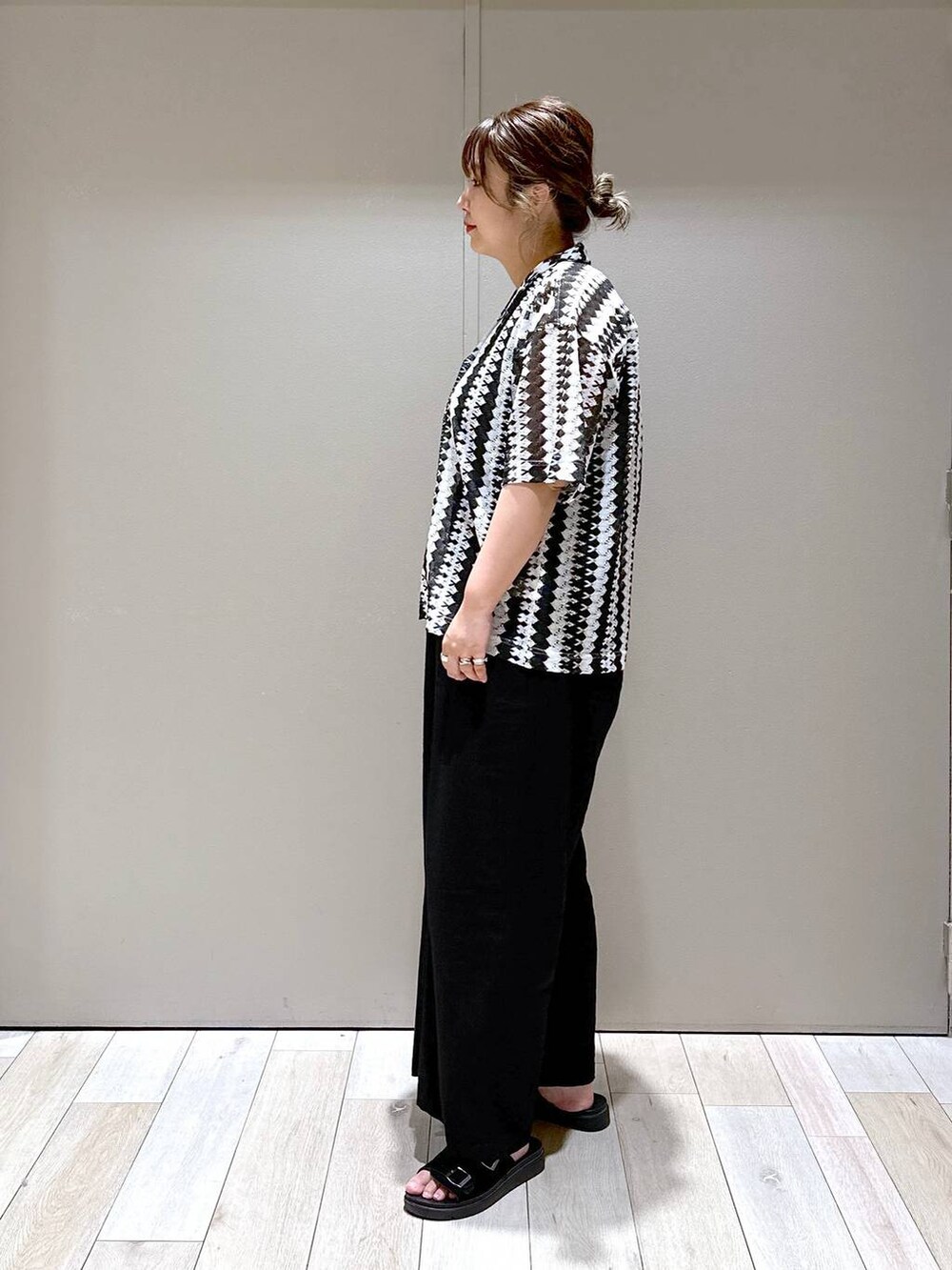 ゴールド系のショルダーバッグ、ブラック系のその他パンツ、ブラック系のサンダルを着用したレディースの春コーディネートの4枚目の写真