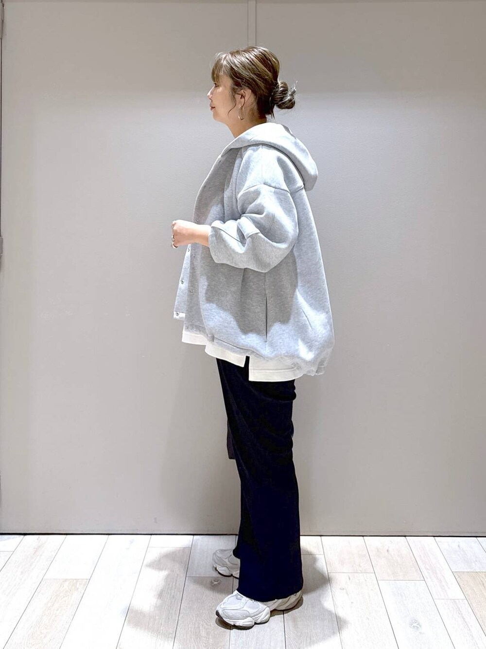 グレー系のブルゾン、ブラック系のショルダーバッグ、ホワイト系のTシャツ/カットソーを着用したレディースの秋コーディネートの4枚目の写真