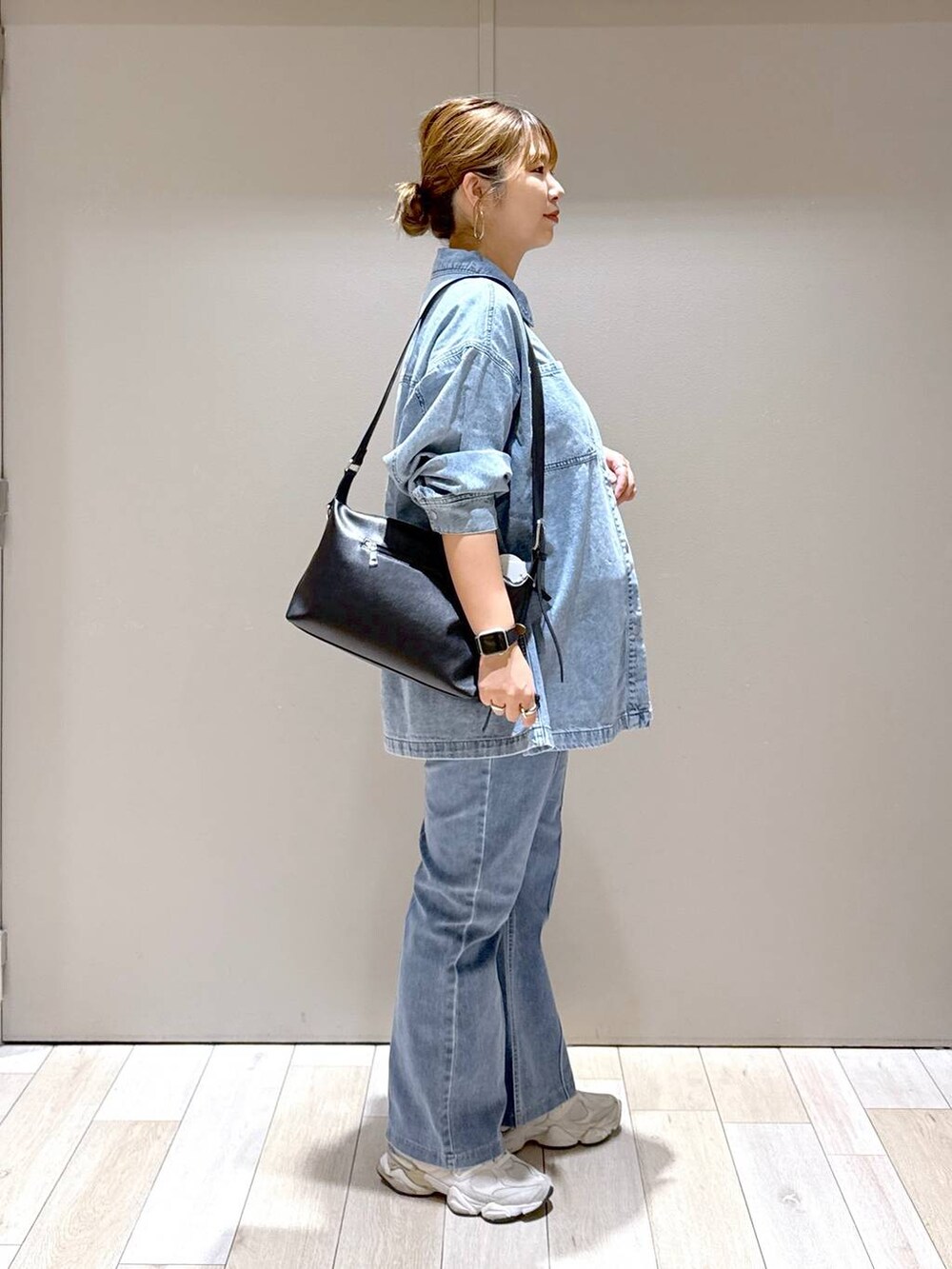 ブラック系のショルダーバッグ、ブルー系のシャツ/ブラウスを着用したレディースの秋コーディネートの2枚目の写真