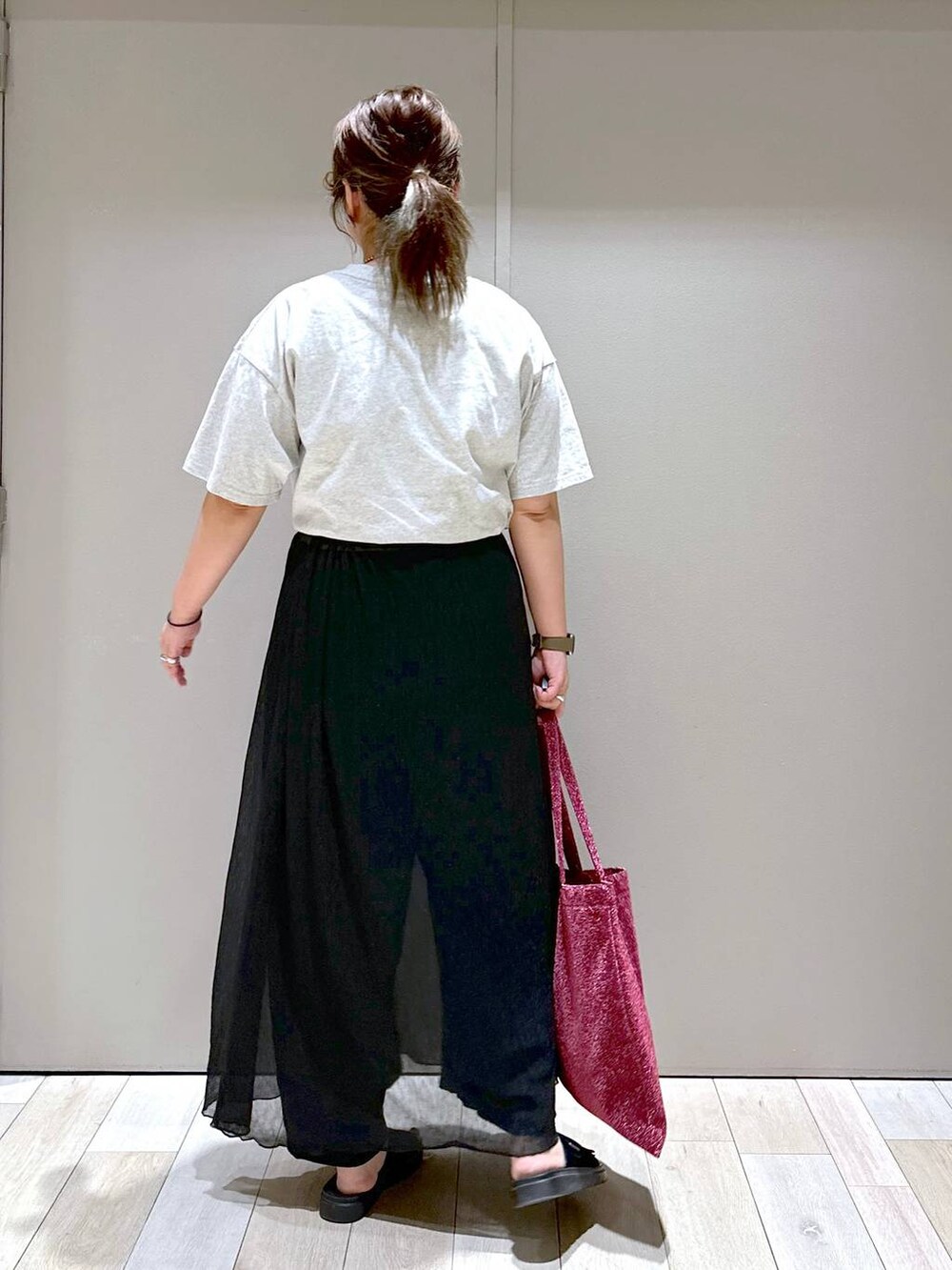 グレー系のTシャツ/カットソー、ブラック系のその他パンツ、ブラック系のサンダルを着用したレディースの夏コーディネートの3枚目の写真