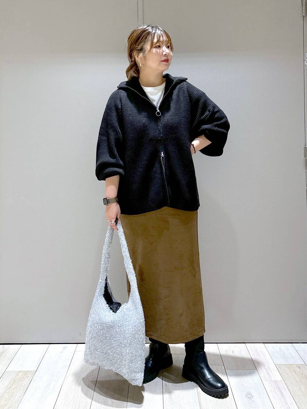 ホワイト系のTシャツ/カットソー、シルバー系のショルダーバッグ、ブラウン系のスカートを着用したレディースの秋コーディネートの4枚目の写真