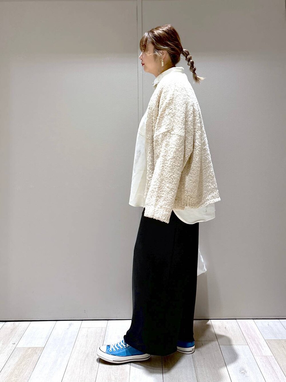 ブラック系のスカート、ホワイト系のシャツ/ブラウス、ホワイト系のトートバッグを着用したレディースの冬コーディネートの4枚目の写真