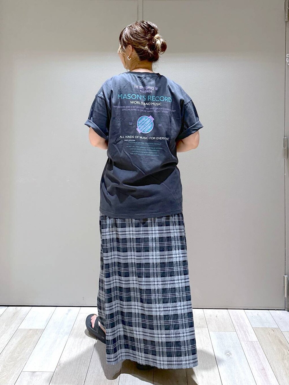 レッド系のショルダーバッグ、ブラック系のサンダル、グレー系のTシャツ/カットソーを着用したレディースの夏コーディネートの4枚目の写真