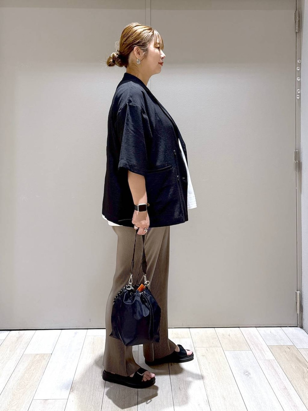 ホワイト系のシャツ/ブラウス、ブラック系のテーラードジャケット、ブラック系のサンダルを着用したレディースの夏コーディネートの2枚目の写真