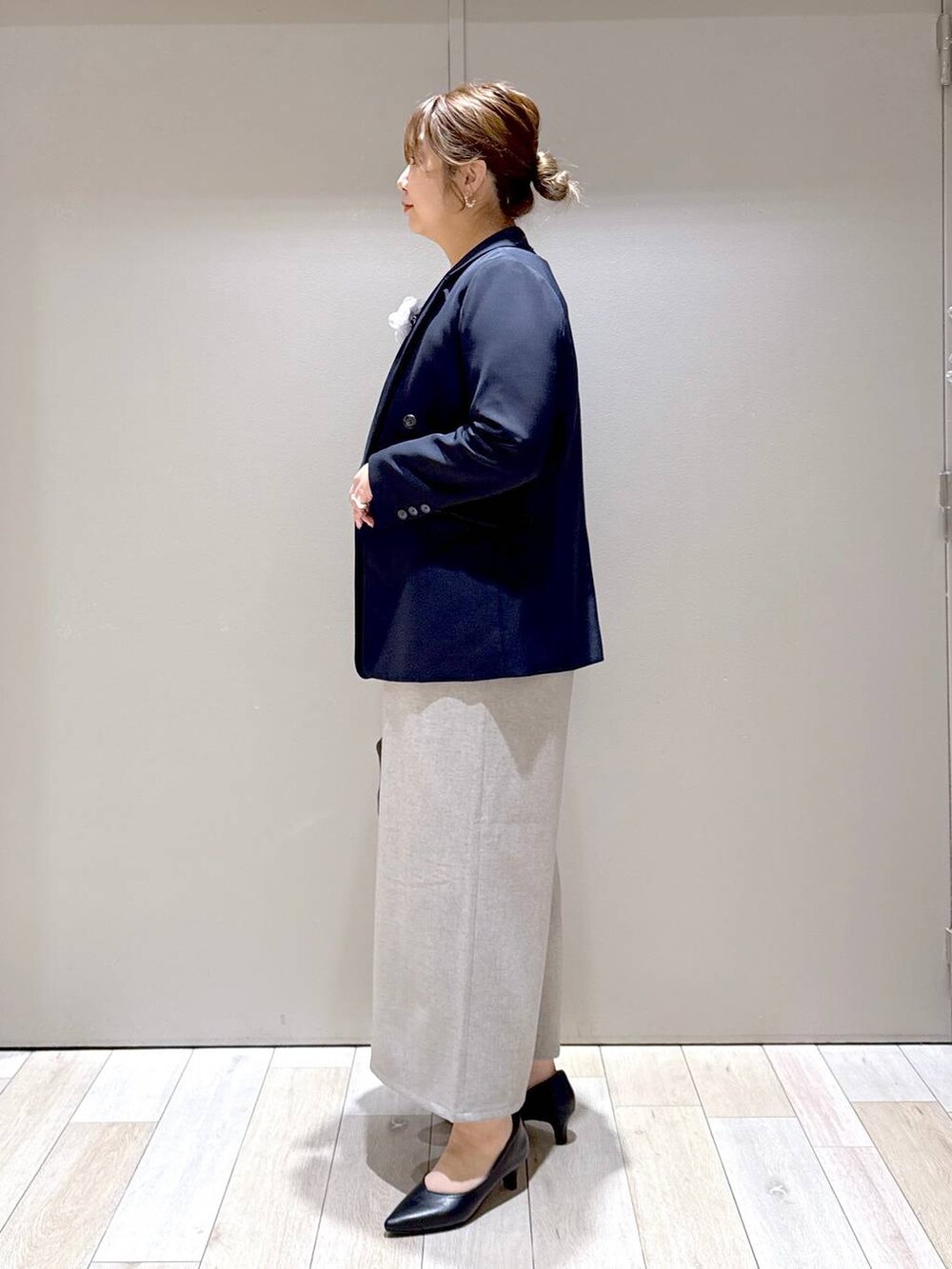 ベージュ系のTシャツ/カットソー、ブルー系のスーツジャケット、ベージュ系のサロペット/オーバーオールを着用したレディースの冬コーディネートの4枚目の写真