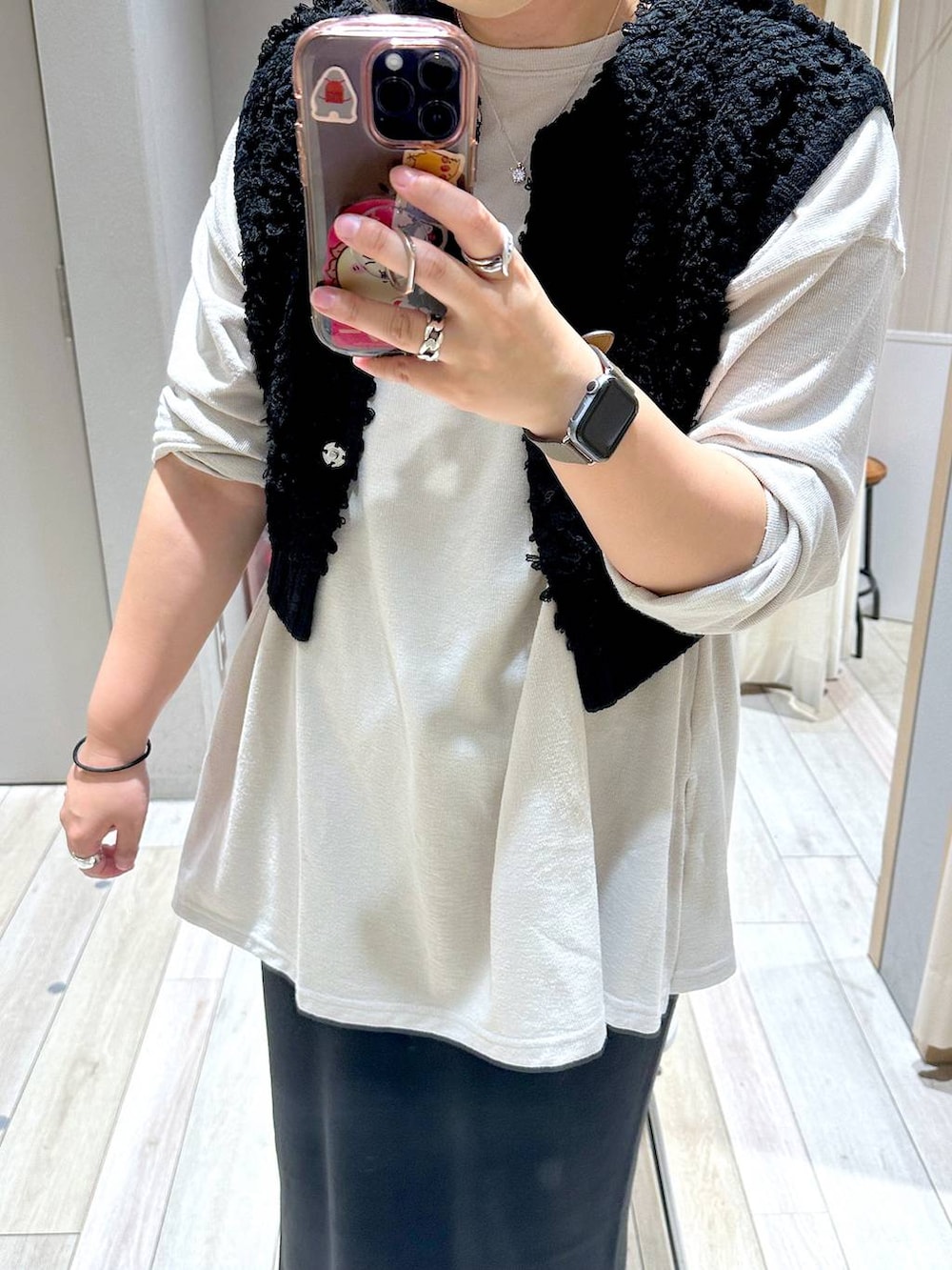 ブラック系のローファー、ブラック系のスカート、ブラック系のベストを着用したレディースの秋コーディネートの2枚目の写真