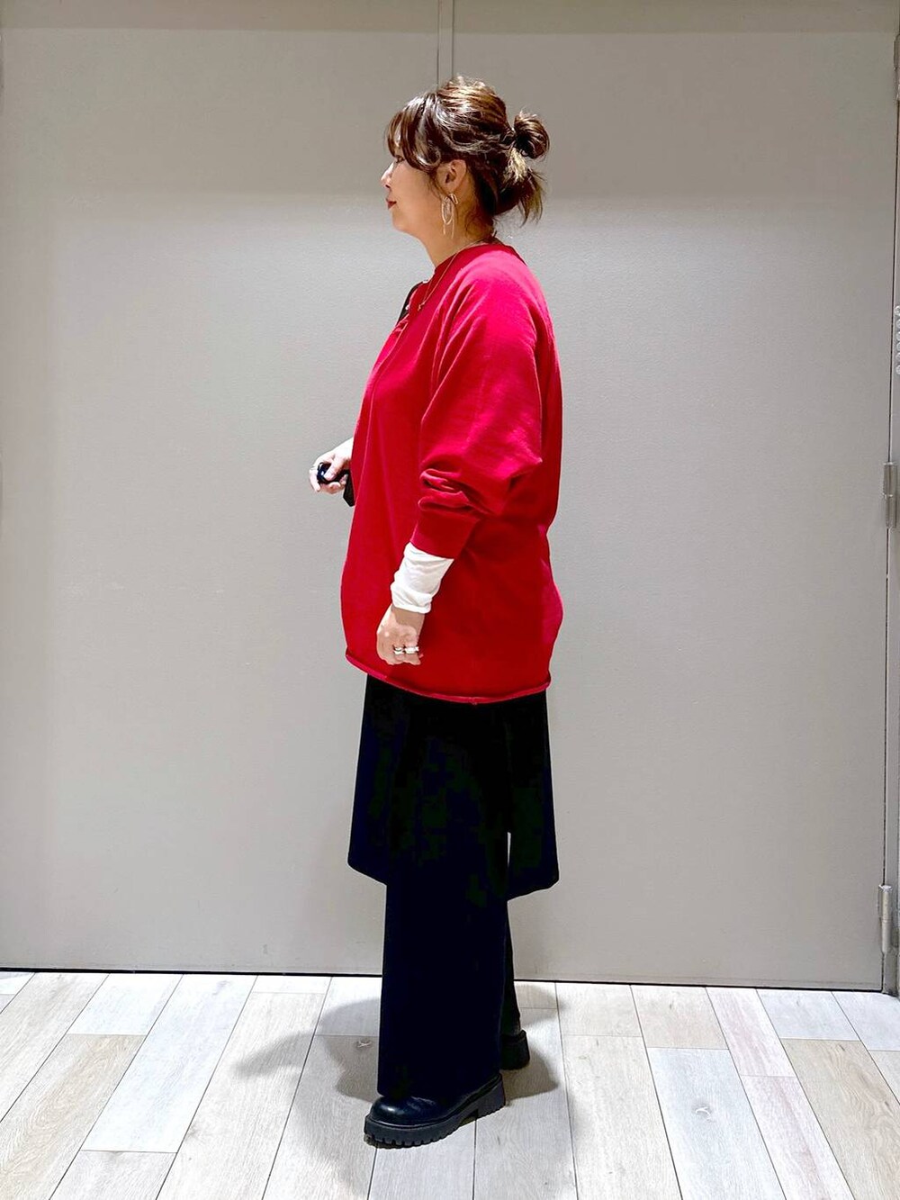 ブラック系のその他パンツ、ホワイト系のTシャツ/カットソー、ブラック系のブーツを着用したレディースの秋コーディネートの5枚目の写真