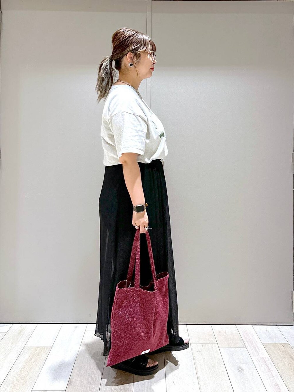 グレー系のTシャツ/カットソー、ブラック系のその他パンツ、ブラック系のサンダルを着用したレディースの夏コーディネートの2枚目の写真