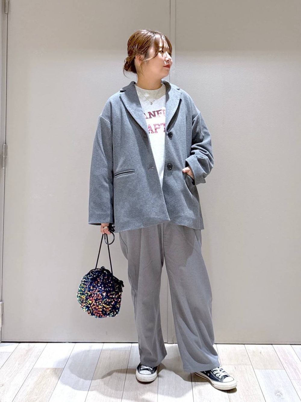 グレー系のその他アウター、ブラック系のショルダーバッグ、グレー系のその他パンツを着用したレディースの秋コーディネートの5枚目の写真