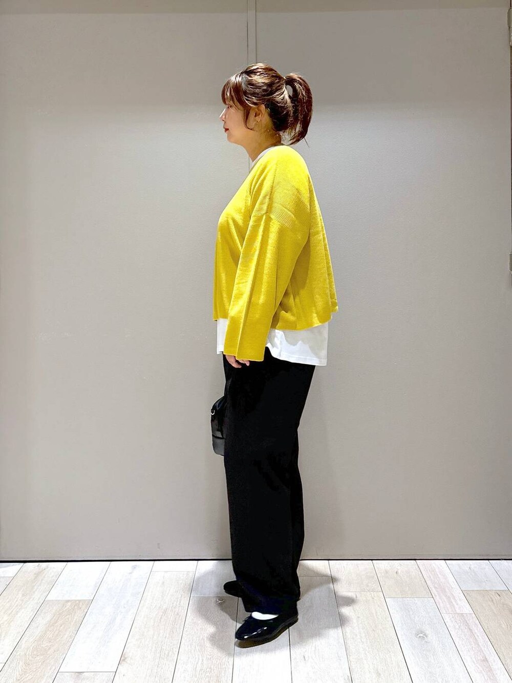 ブラック系のバレエシューズ、イエロー系のニット/セーター、ブラック系のボストンバッグを着用したレディースの秋コーディネートの5枚目の写真