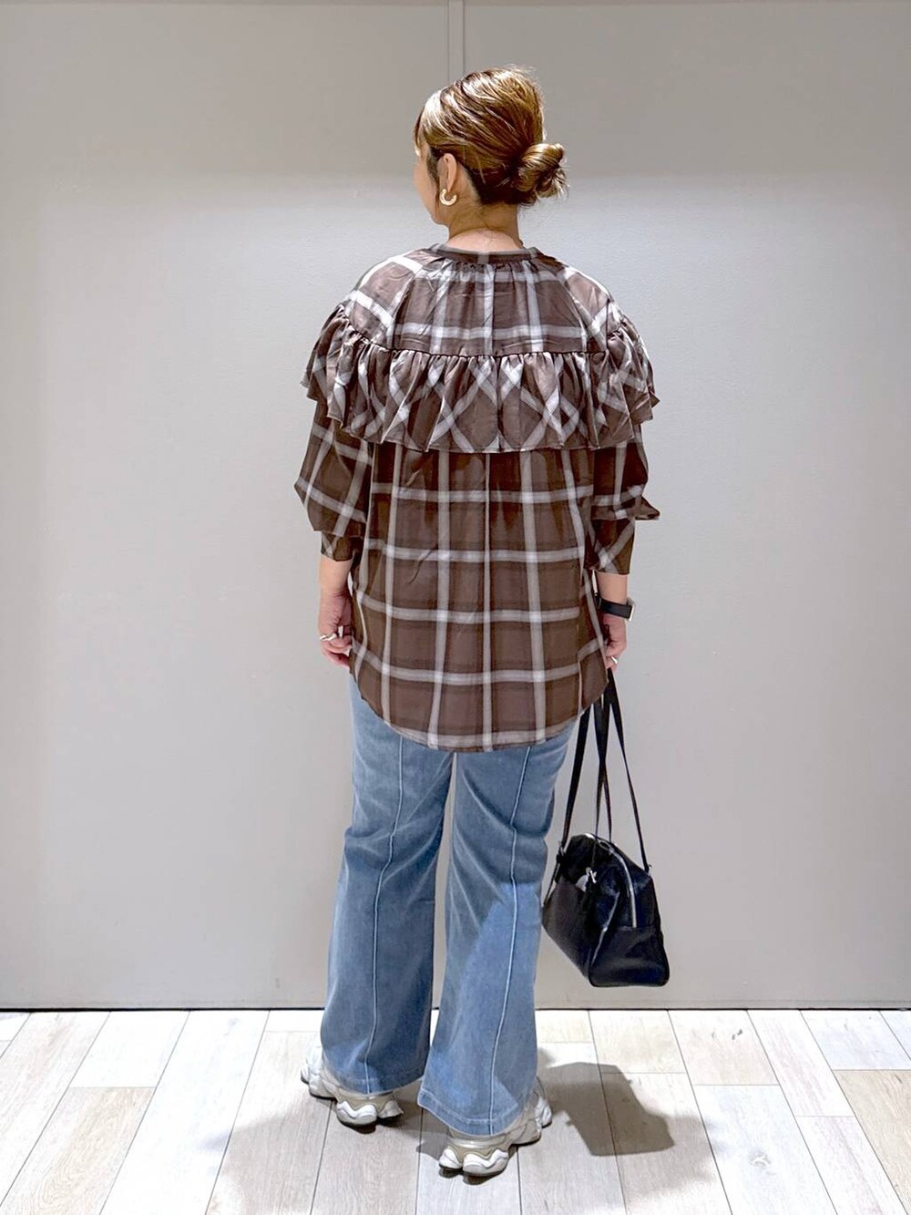 ブルー系のその他パンツ、ブラック系のボストンバッグ、ブラウン系のマタニティウェア/グッズを着用したレディースの秋コーディネートの3枚目の写真