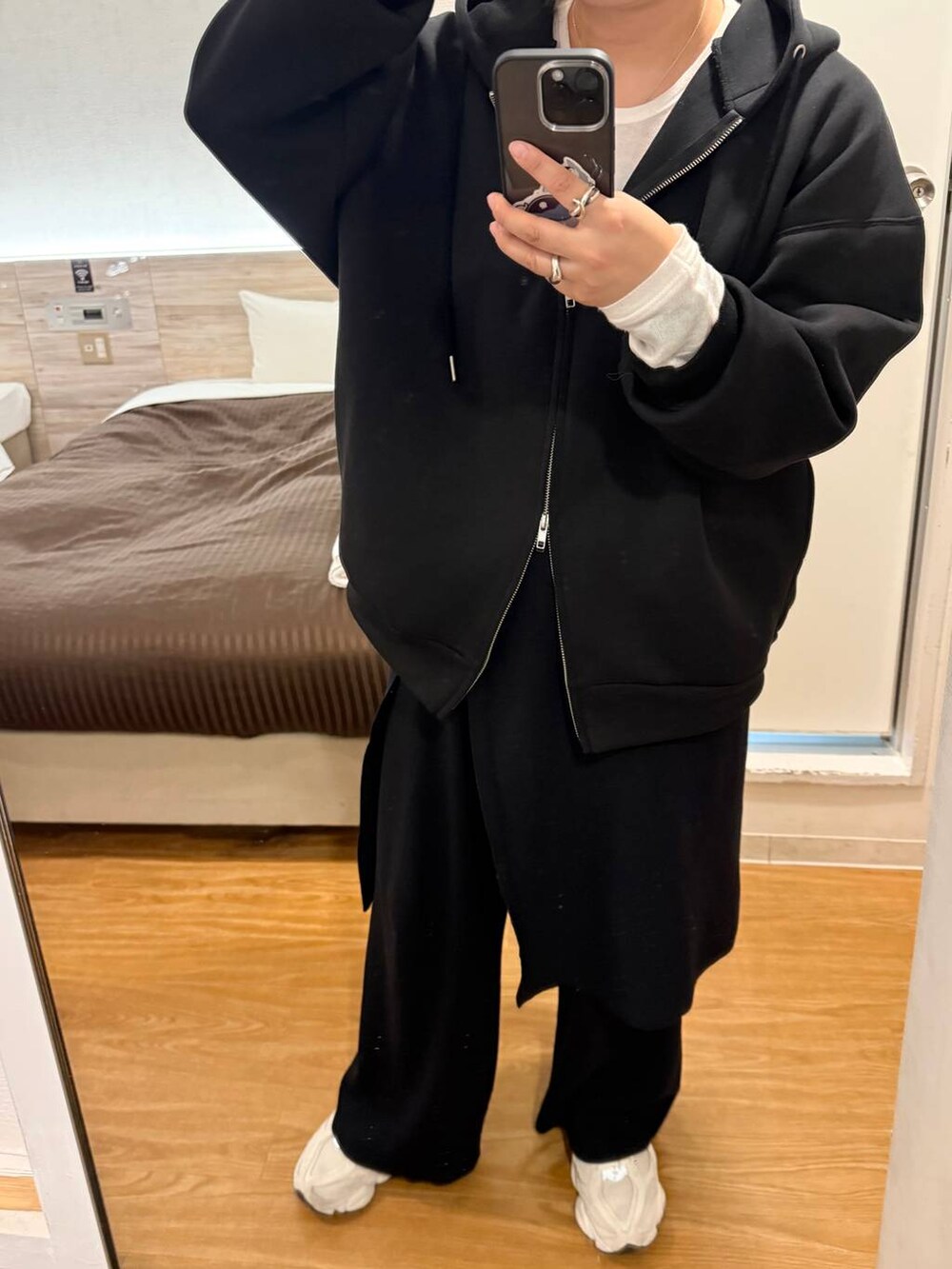 ブラック系のその他パンツ、ブラック系のパーカー、ホワイト系のTシャツ/カットソーを着用したレディースの秋コーディネートの2枚目の写真