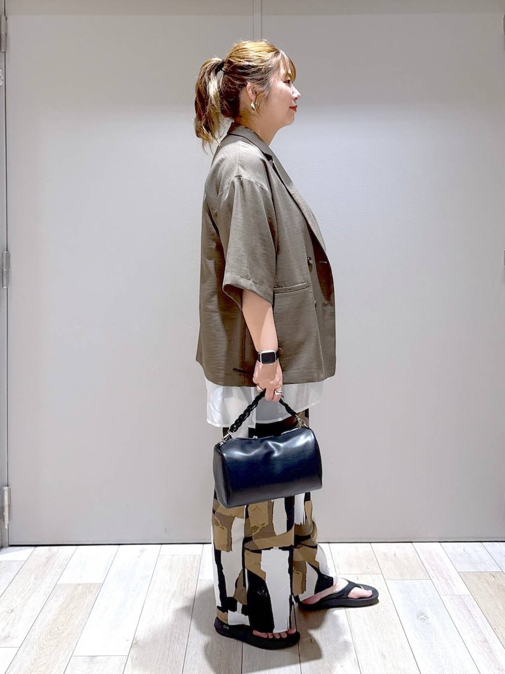 「体型カバー、着痩せ・細見え、高身長、休日コーデ、楽ちんコーデ、きれいめカジュアル_LEPSIM、ベーシック/シンプル、きれいめ、旅行、バッグ、LEPSIM、高身長_LEPSIM、ぽっちゃり_LEPSIM」｜「LEPSIMの《リネンライクドライシリーズ》リネンライクルーズW5分袖ジャケット　243492（テーラードジャケット、グリーン系）」を使った、たかみなさん（レディース・166cm）の春コーディネートの2枚目の写真