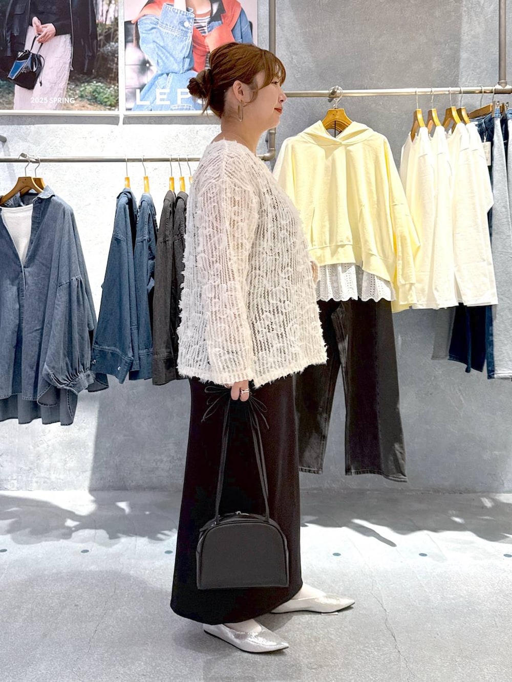 ホワイト系のTシャツ/カットソー、ブラック系のショルダーバッグ、シルバー系のパンプスを着用したレディースの春コーディネートの2枚目の写真