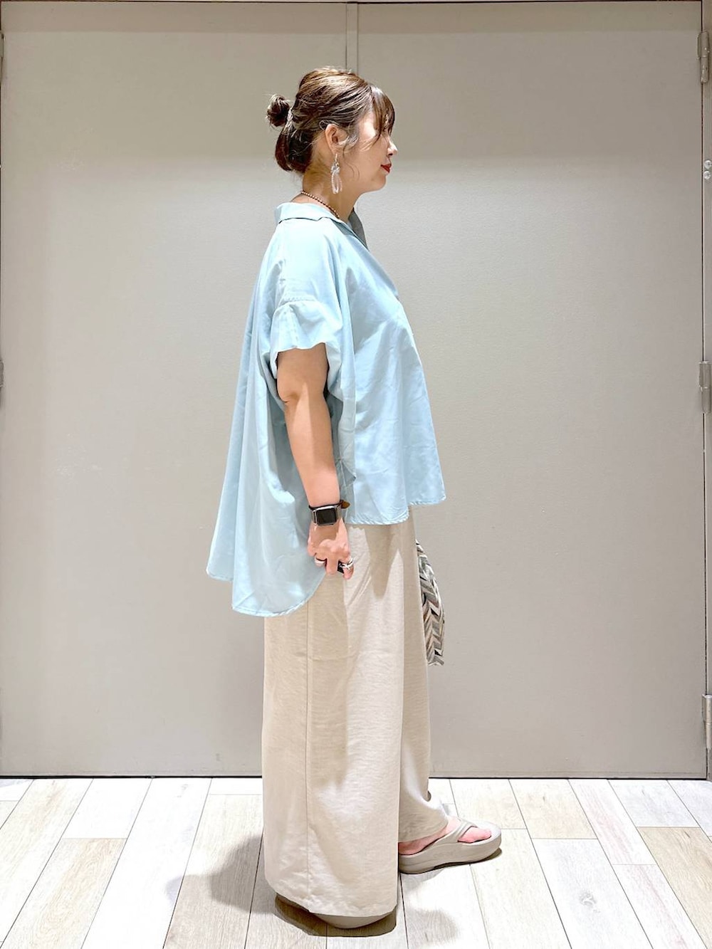 ベージュ系のその他パンツ、ホワイト系のハンドバッグ、ベージュ系のサンダルを着用したレディースの春コーディネートの2枚目の写真