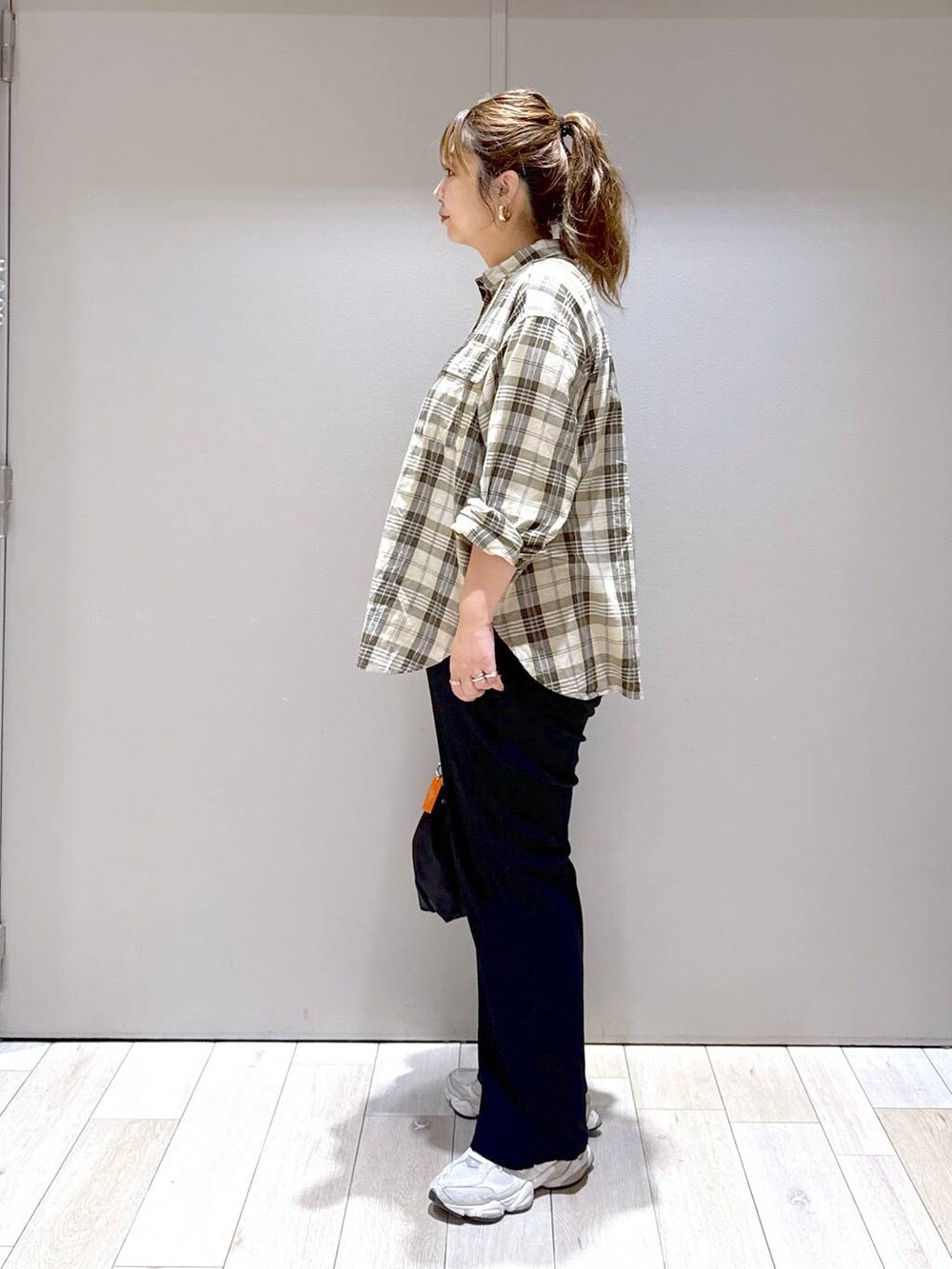 ブラック系のショルダーバッグ、イエロー系のシャツ/ブラウスを着用したレディースの秋コーディネートの4枚目の写真