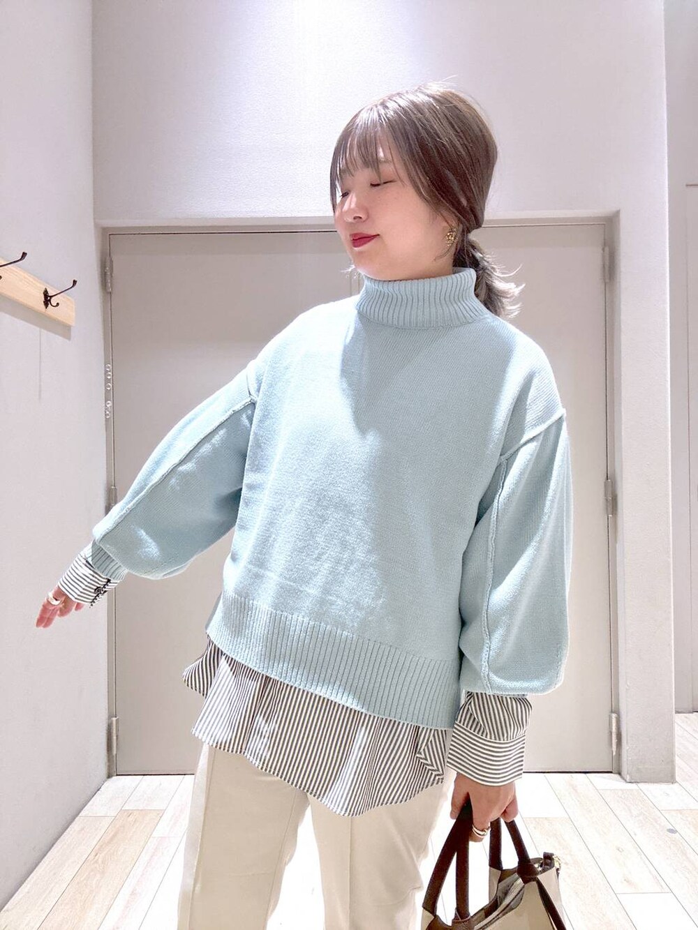 ブルー系のニット/セーター、ホワイト系のその他パンツ、ブラック系のシャツ/ブラウスを着用したレディースの秋コーディネートの2枚目の写真