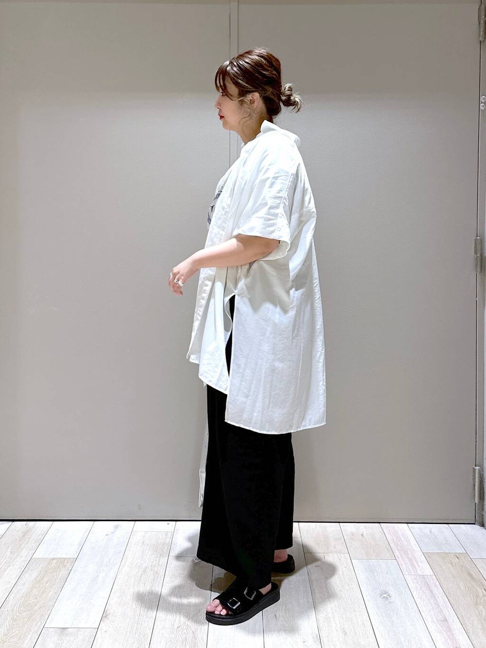 「体型カバー、着痩せ・細見え、高身長、休日コーデ、楽ちんコーデ、きれいめカジュアル_LEPSIM、ベーシック/シンプル、きれいめ、旅行、バッグ、LEPSIM」｜「LEPSIMの動物プリントBIG-T　115066（Tシャツ/カットソー、グレー系）」を使った、たかみなさん（レディース・166cm）の春コーディネートの4枚目の写真