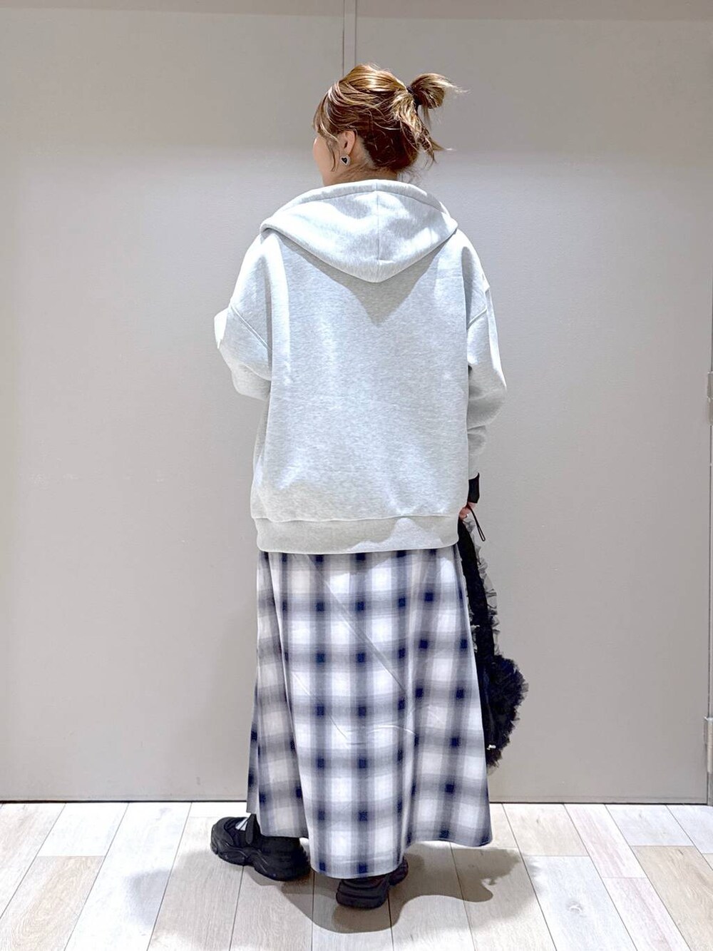 ブラック系のTシャツ/カットソー、オレンジ系のTシャツ/カットソー、グレー系のパーカーを着用したレディースの冬コーディネートの3枚目の写真