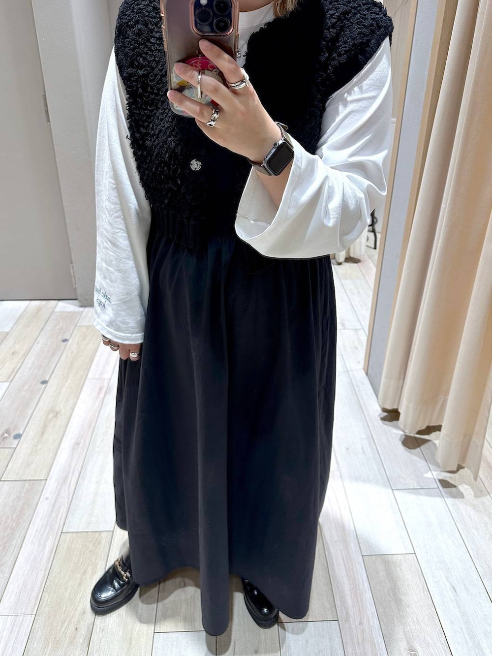 ブラック系のローファー、ホワイト系のTシャツ/カットソー、ブラック系のワンピースを着用したレディースの秋コーディネートの2枚目の写真