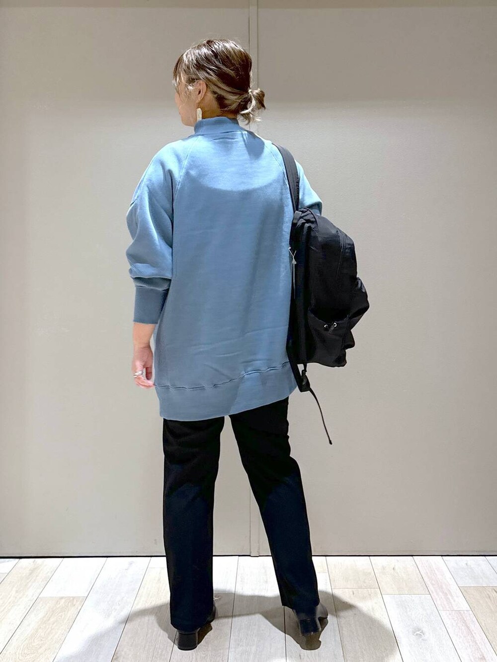 ブラック系のその他パンツ、ブラック系のブーツ、ブルー系のチュニックを着用したレディースの秋コーディネートの3枚目の写真