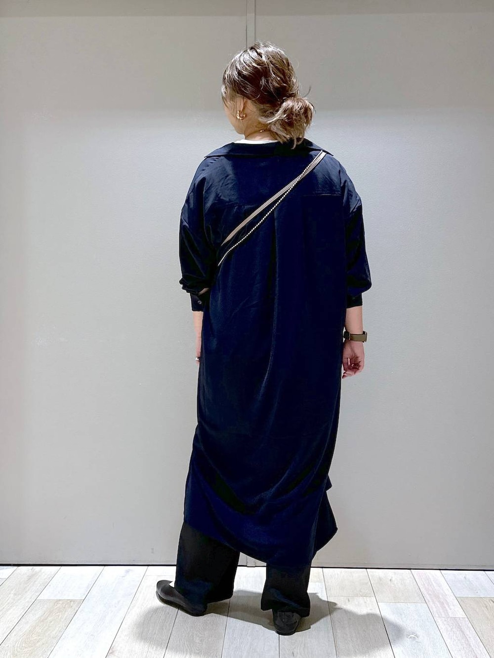 ホワイト系のTシャツ/カットソー、ブラック系のパンプス、ブラック系のスラックスを着用したレディースの秋コーディネートの3枚目の写真