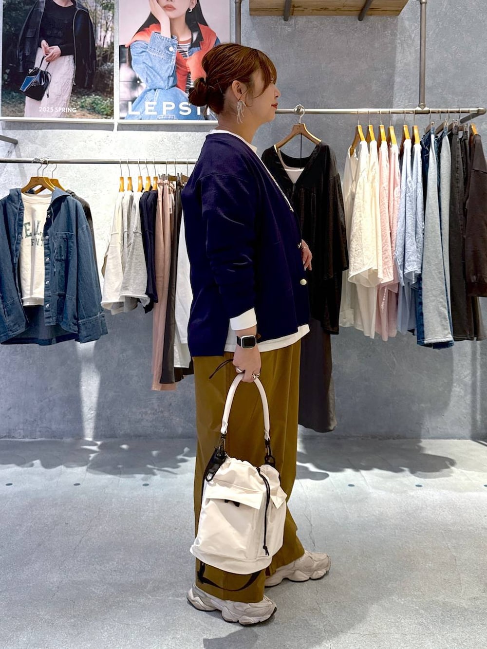 ホワイト系のショルダーバッグ、ホワイト系のTシャツ/カットソー、ブラウン系のその他パンツを着用したレディースの春コーディネートの2枚目の写真