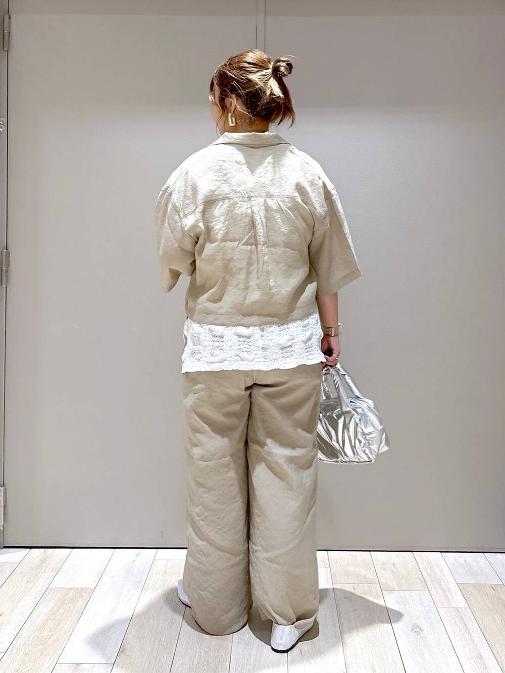 ベージュ系のその他パンツ、ベージュ系のシャツ/ブラウス、シルバー系のパンプスを着用したレディースの夏コーディネートの3枚目の写真