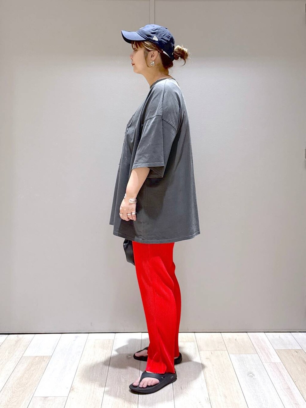 グレー系のTシャツ/カットソー、ブラック系のショルダーバッグ、ブラック系のサンダルを着用したレディースの春コーディネートの4枚目の写真