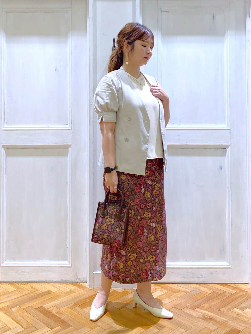 グレー系のノーカラージャケット、ベージュ系のシャツ/ブラウス、ピンク系のスカートを着用したレディースの夏コーディネートの3枚目の写真