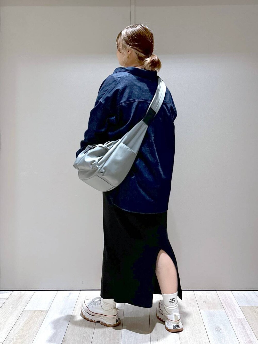 ブラック系のスカート、ベージュ系のボディバッグ/ウエストポーチ、グレー系のTシャツ/カットソーを着用したレディースの秋コーディネートの3枚目の写真