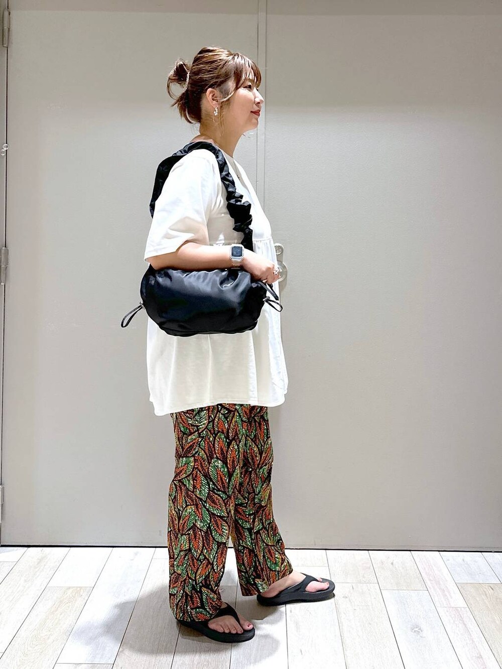 グリーン系のその他パンツ、ブラック系のサンダル、ブラック系のショルダーバッグを着用したレディースの夏コーディネートの2枚目の写真