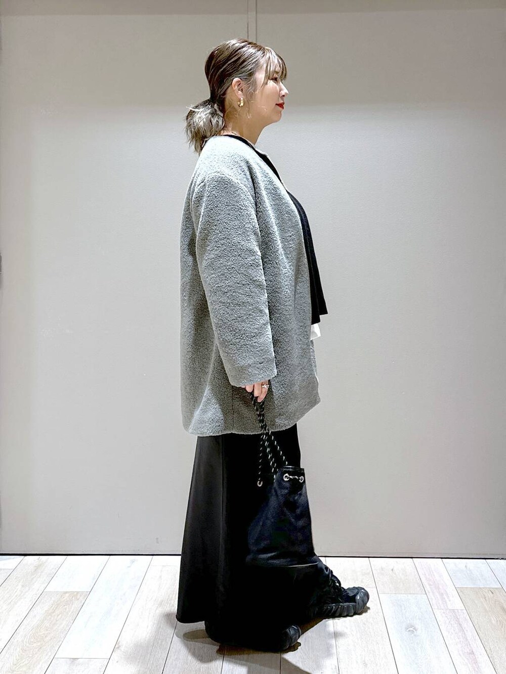 「体型カバー、着痩せ・細見え、高身長、休日コーデ、楽ちんコーデ、秋コーデ、きれいめカジュアル_LEPSIM、ベーシック/シンプル、きれいめ、旅行、バッグ、LEPSIM、コート」｜「LEPSIMの14ゲージポンチョプルオーバー　183618（ニット/セーター、ブラック系）」を使った、たかみなさん（レディース・166cm）の秋コーディネートの2枚目の写真