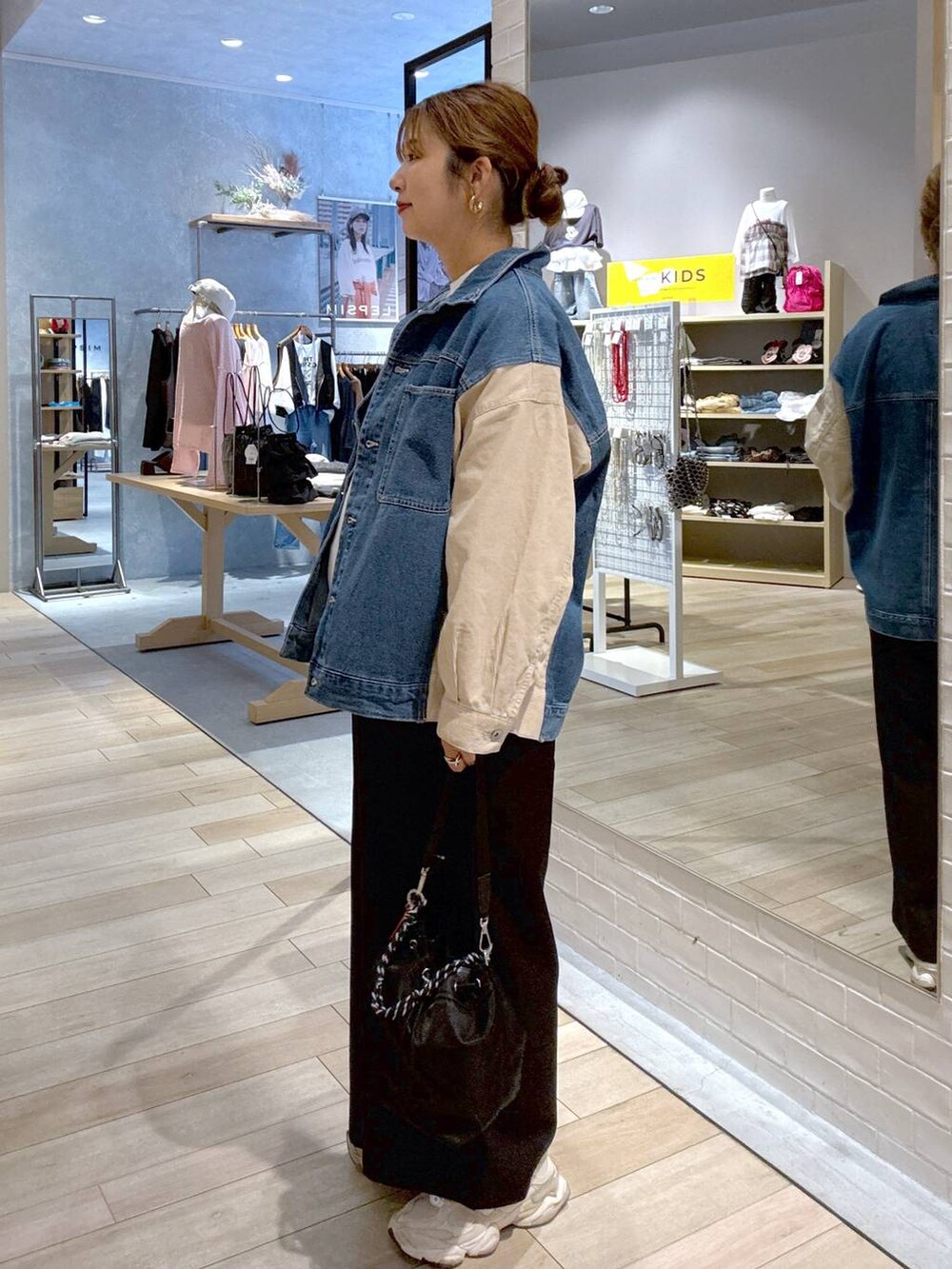 ブラック系のショルダーバッグ、ブラック系のその他パンツ、ブルー系のカバーオールを着用したレディースの秋コーディネートの2枚目の写真