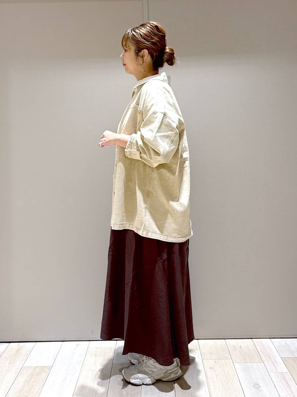 ブラック系のショルダーバッグ、ベージュ系のシャツ/ブラウス、ブラウン系のスカートを着用したレディースの秋コーディネートの4枚目の写真