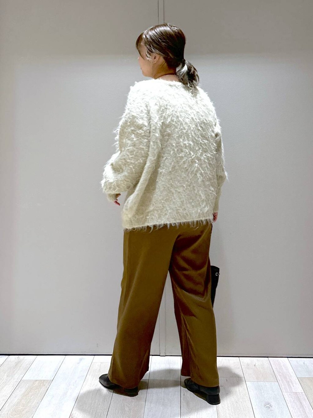 ブラック系のブーツ、ブラウン系のその他パンツ、ベージュ系のカーディガン/ボレロを着用したレディースの秋コーディネートの3枚目の写真