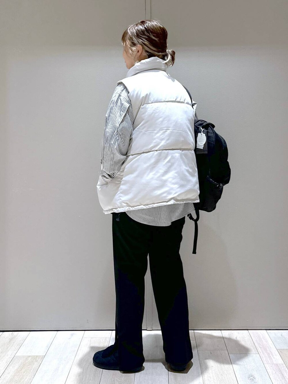 ブラック系のその他パンツ、ブラック系のその他シューズ、ブラック系のシャツ/ブラウスを着用したレディースの秋コーディネートの3枚目の写真