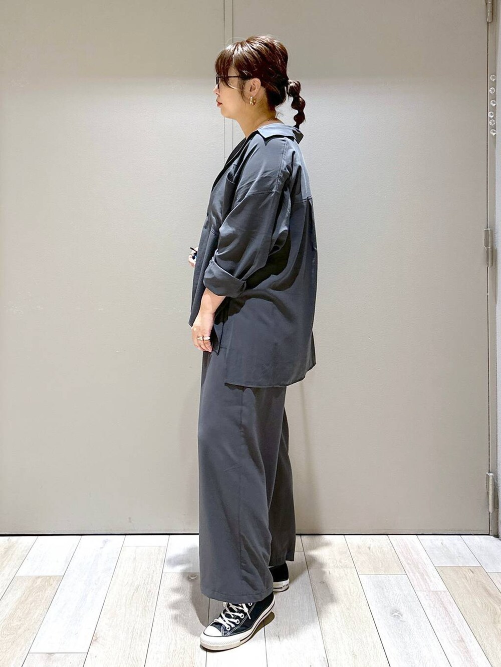 ブラック系のショルダーバッグ、グレー系のシャツ/ブラウス、グレー系のその他パンツを着用したレディースの夏コーディネートの4枚目の写真