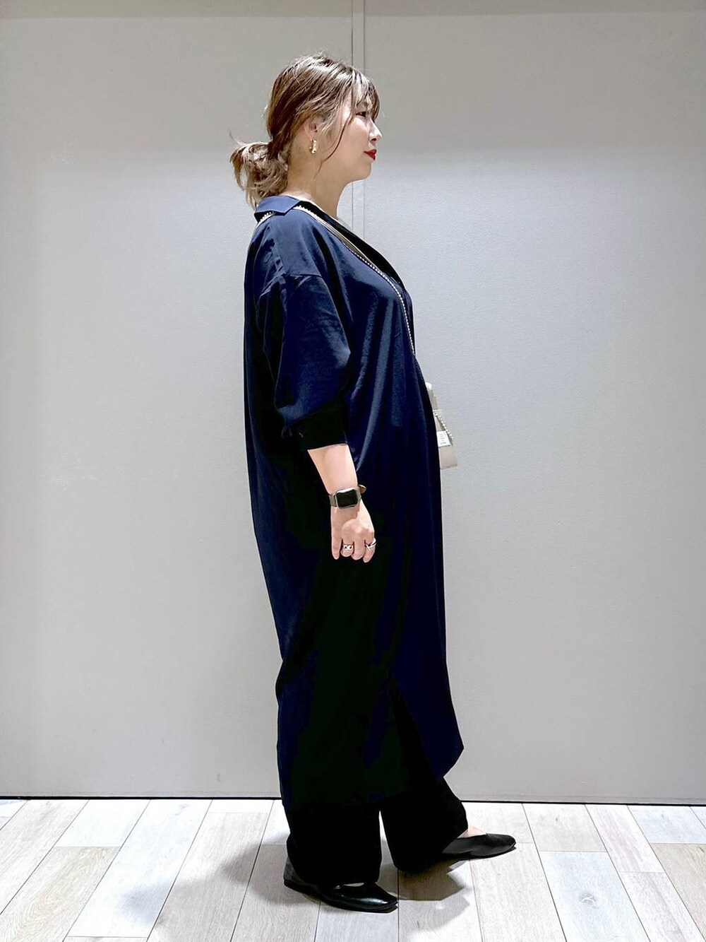 ホワイト系のTシャツ/カットソー、ブラック系のパンプス、ブラック系のスラックスを着用したレディースの秋コーディネートの2枚目の写真