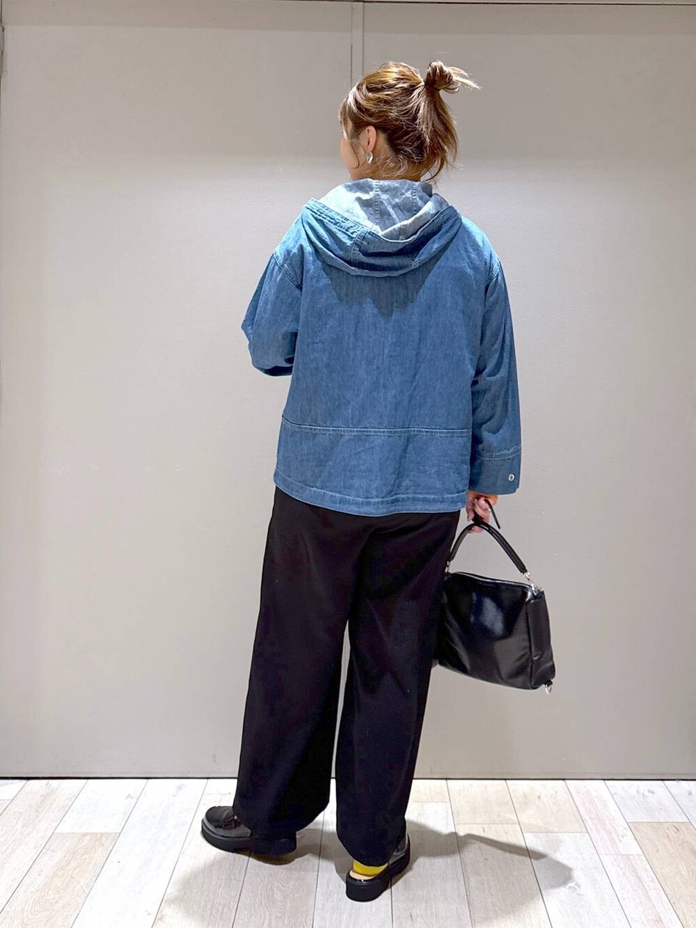 ブラック系のTシャツ/カットソー、ブラック系のその他パンツ、ブラック系のローファーを着用したレディースの冬コーディネートの3枚目の写真