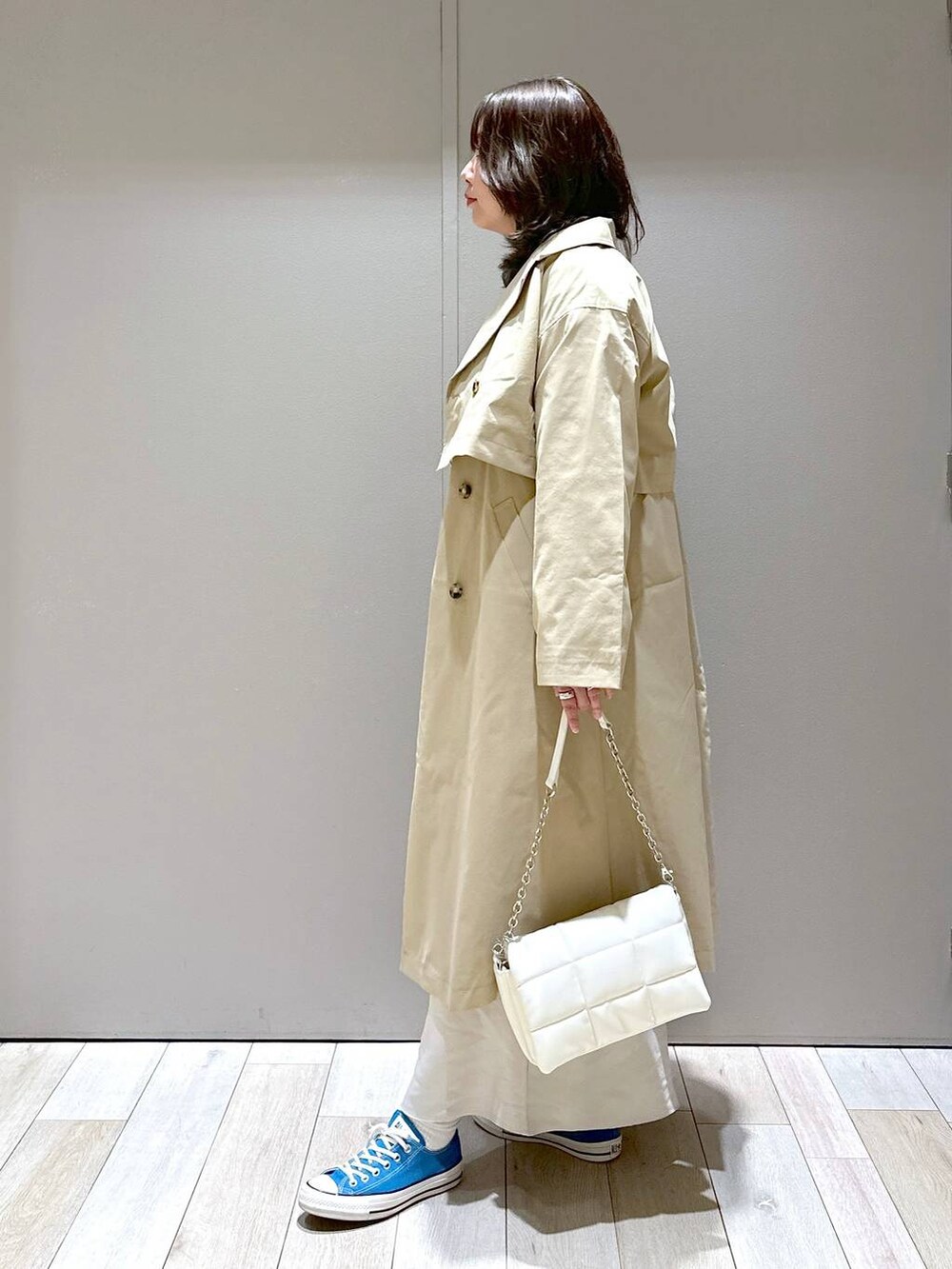 「体型カバー、着痩せ・細見え、高身長、休日コーデ、楽ちんコーデ、きれいめカジュアル_LEPSIM、ベーシック/シンプル、きれいめ、旅行、バッグ、LEPSIM」｜「LEPSIMのフェザーMIXショートベスト　100954（ベスト、ホワイト系）」を使った、たかみなさん（レディース・166cm）の冬コーディネートの4枚目の写真