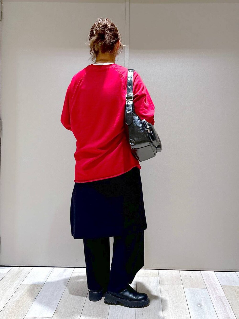 ブラック系のその他パンツ、ホワイト系のTシャツ/カットソー、ブラック系のブーツを着用したレディースの秋コーディネートの4枚目の写真