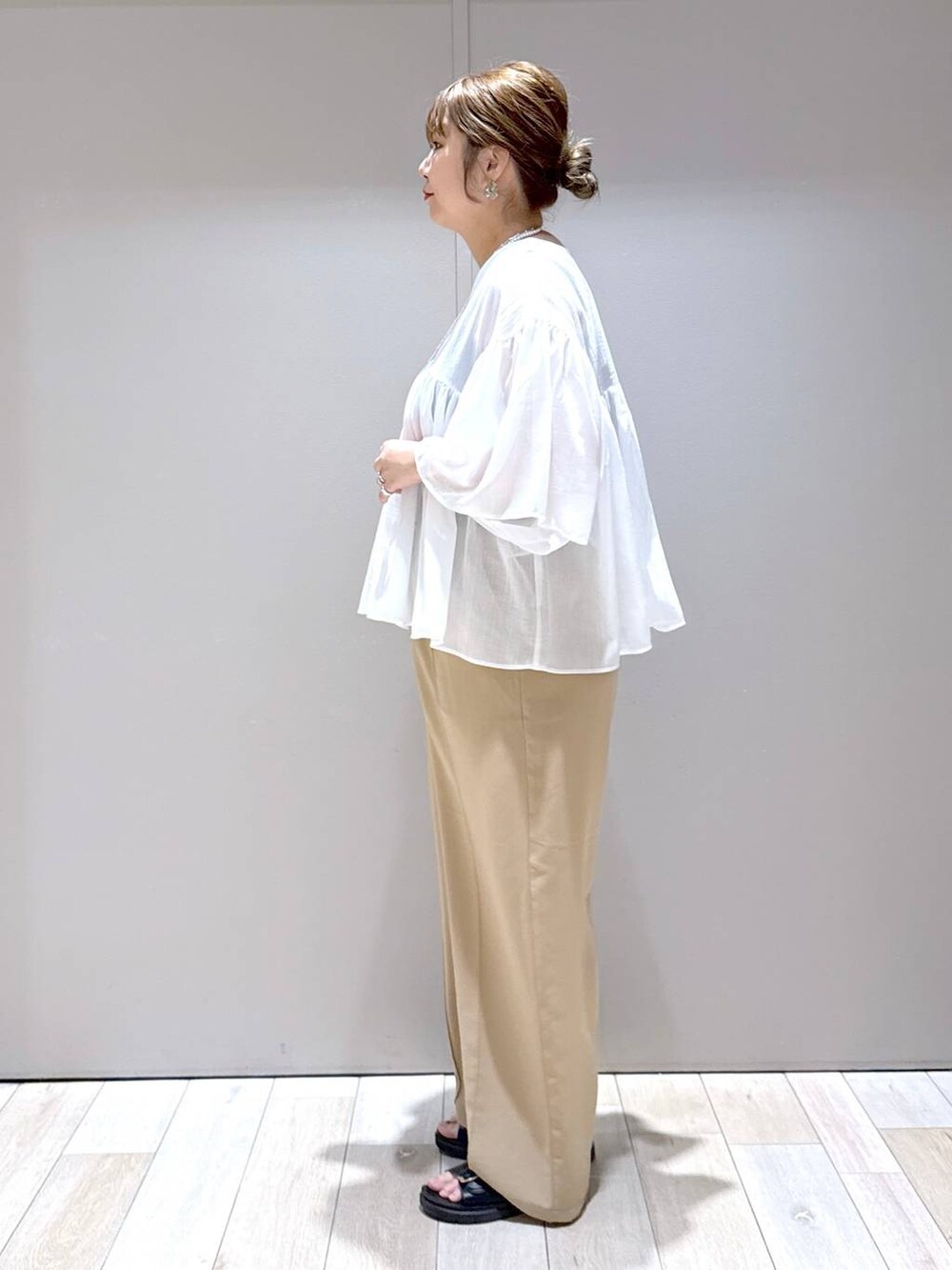 ベージュ系のその他パンツ、ホワイト系のシャツ/ブラウス、ブラック系のタンクトップを着用したレディースの春コーディネートの5枚目の写真