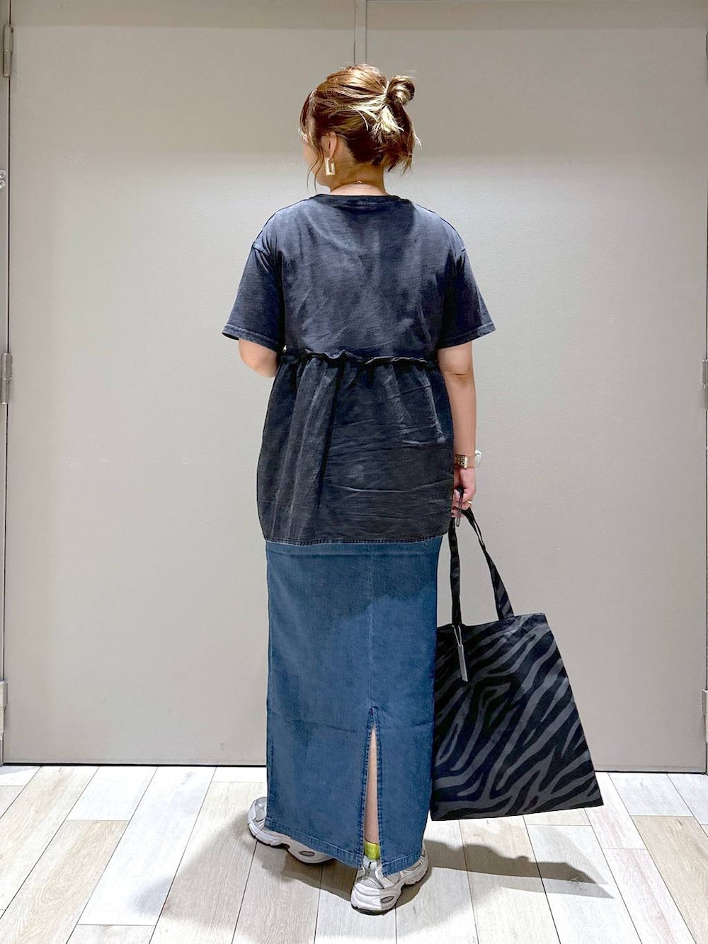 グレー系のTシャツ/カットソー、グレー系のトートバッグを着用したレディースの夏コーディネートの3枚目の写真