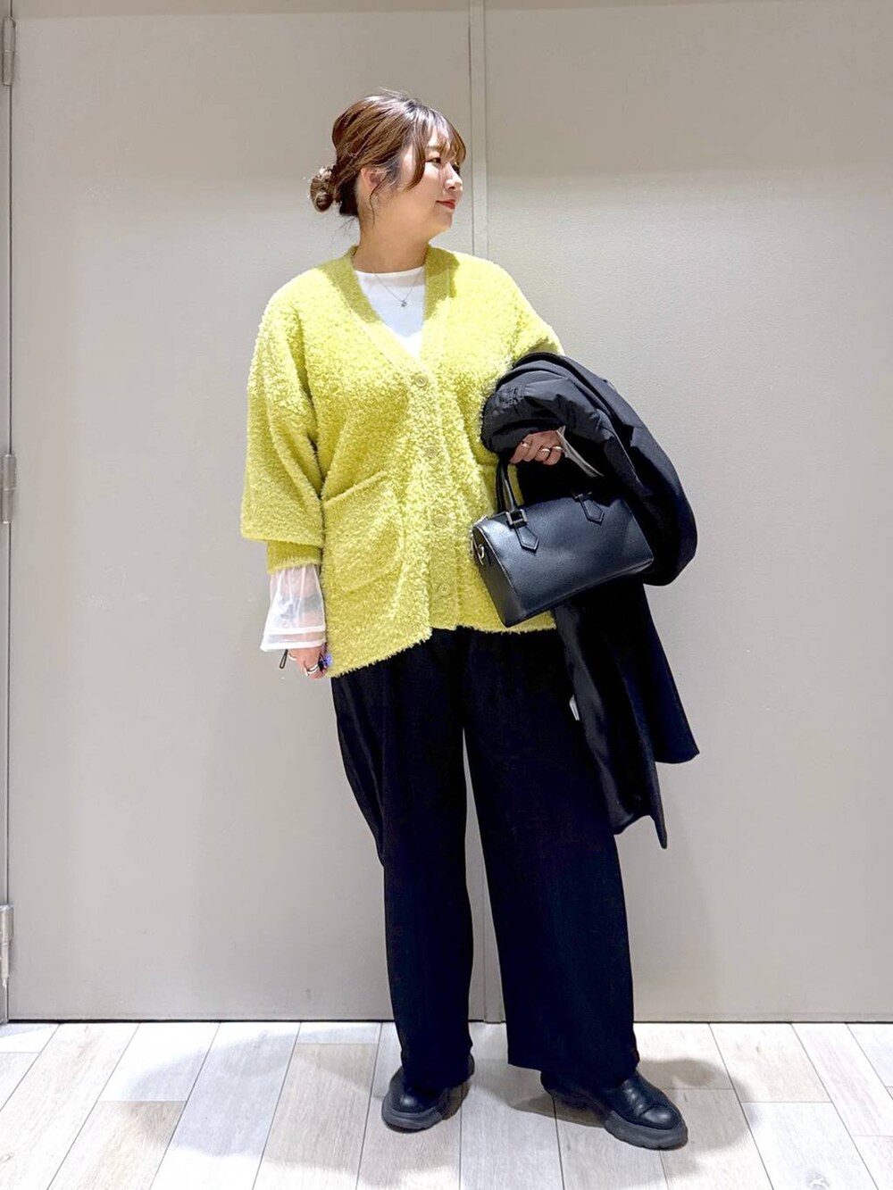 「旅行、バッグ、LEPSIM、体型カバー、着痩せ・細見え、高身長、休日コーデ、楽ちんコーデ、きれいめカジュアル_LEPSIM、ベーシック/シンプル、きれいめ」｜「LEPSIMのスニーカーブーツ　147073（ブーツ、ブラック系）」を使った、たかみなさん（レディース・166cm）の冬コーディネートの2枚目の写真