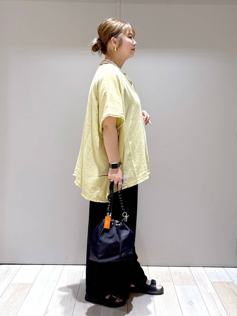 ブラック系のTシャツ/カットソー、ブラック系のサンダル、ブラック系のショルダーバッグを着用したレディースの夏コーディネートの2枚目の写真