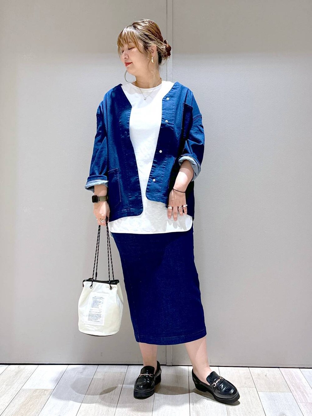 ブラック系のローファー、ホワイト系のTシャツ/カットソーを着用したレディースの夏コーディネートの4枚目の写真